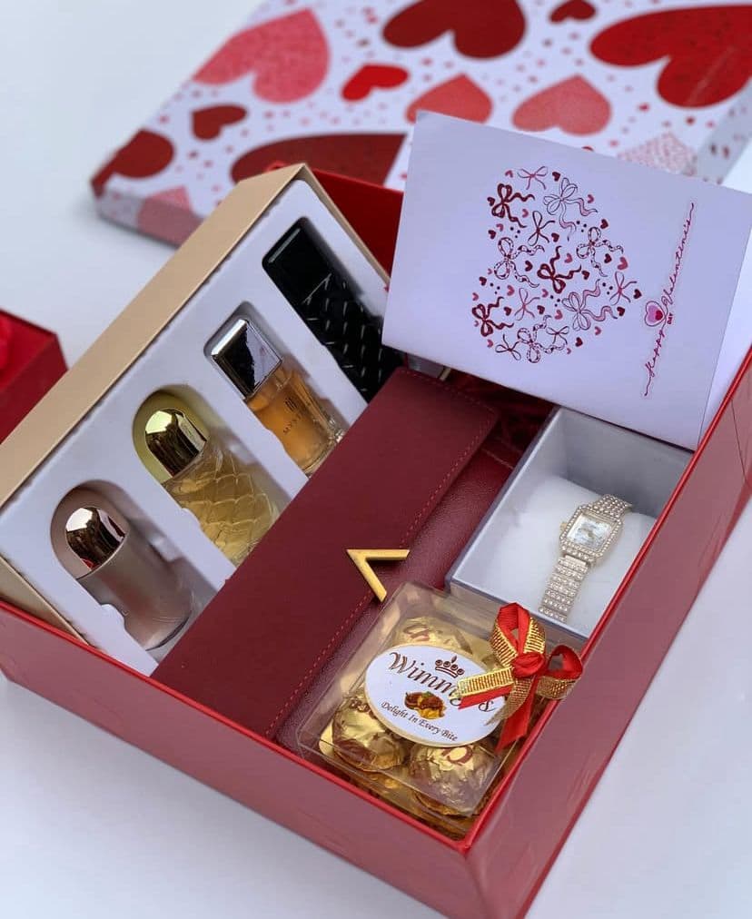 Trelluna For Her gift box with perfume set, wristwatch, chocolates, card and decor box