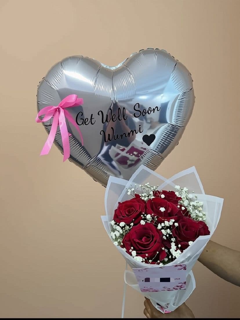 Fresh red rose bouquet with customized heart-shaped deluxe balloon