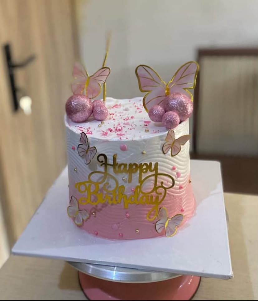 6-inch, double-layer cake for a Trelluna Build a Gift