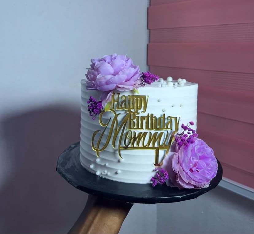 7-inch, two-layer cake for a Trelluna Build a Gift in Lagos
